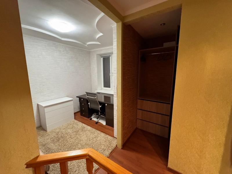 Продаётся 4-комнатная двухуровневая квартира, пр. Панфилова, 19