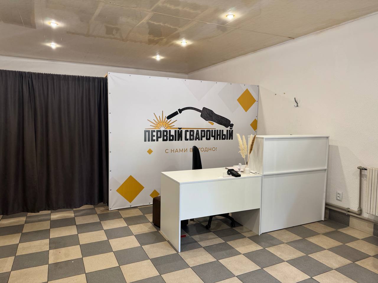 Продаётся капитальное коммерческое помещение по ул. Челюскинцев