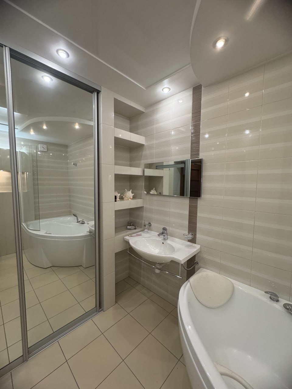 Продаётся светлая 4-комнатная квартира в районе Донецк Сити