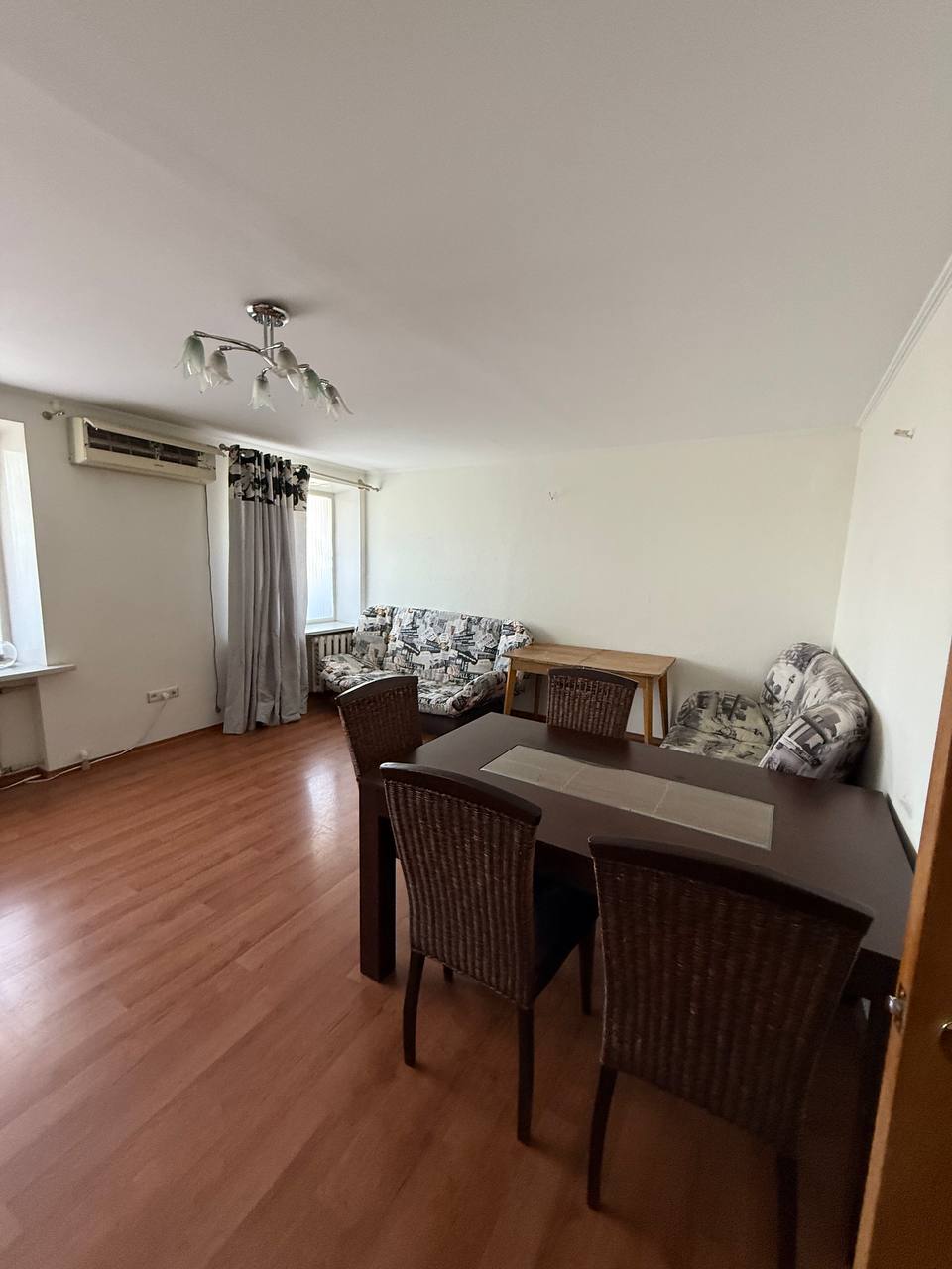 Продаётся 2-комнатная крупногабаритная квартира в центре