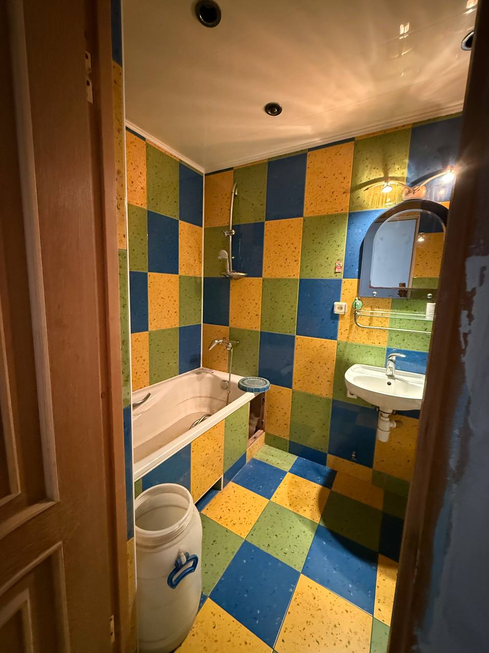 Продаётся 2-комнатная крупногабаритная квартира в центре