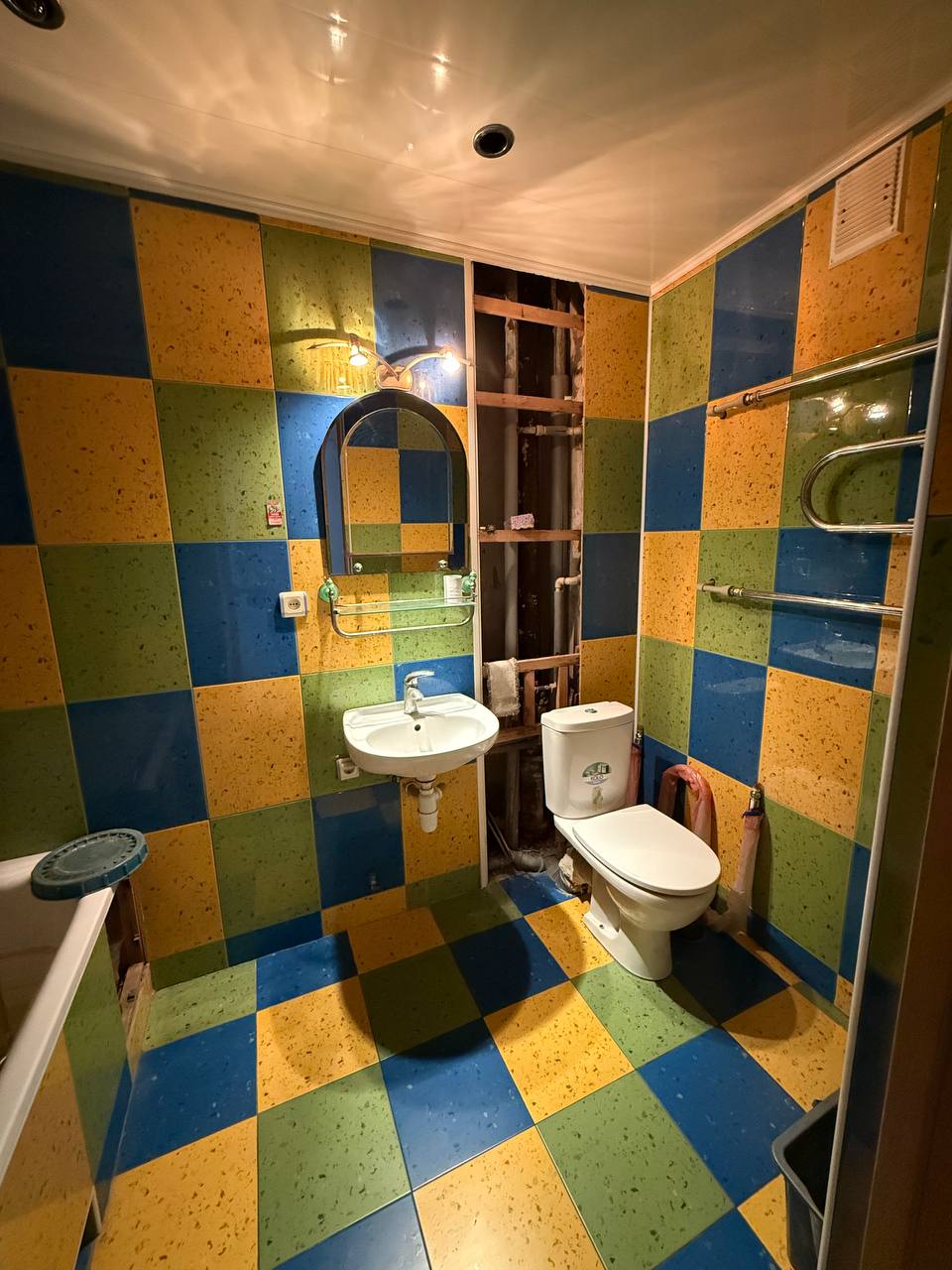 Продаётся 2-комнатная крупногабаритная квартира в центре