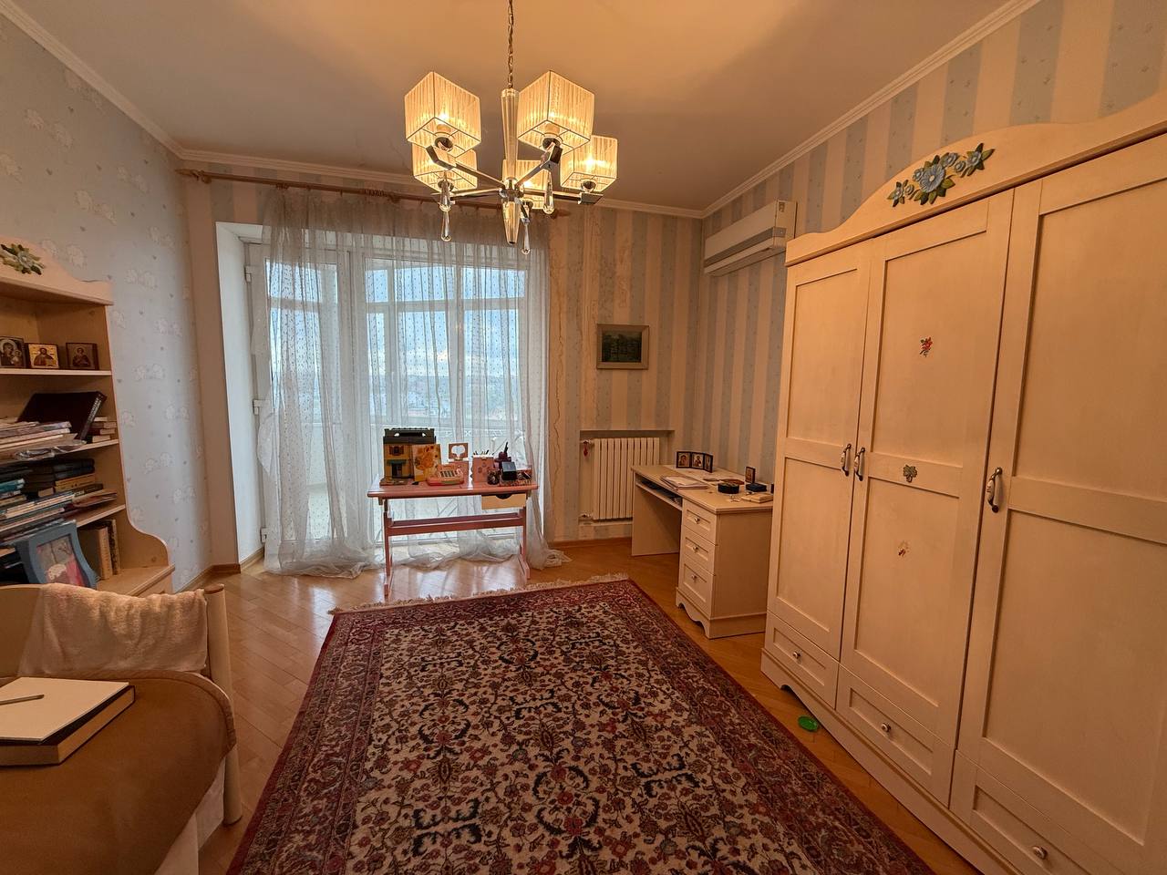 Продается просторная 4-комнатная квартира + гараж в центре