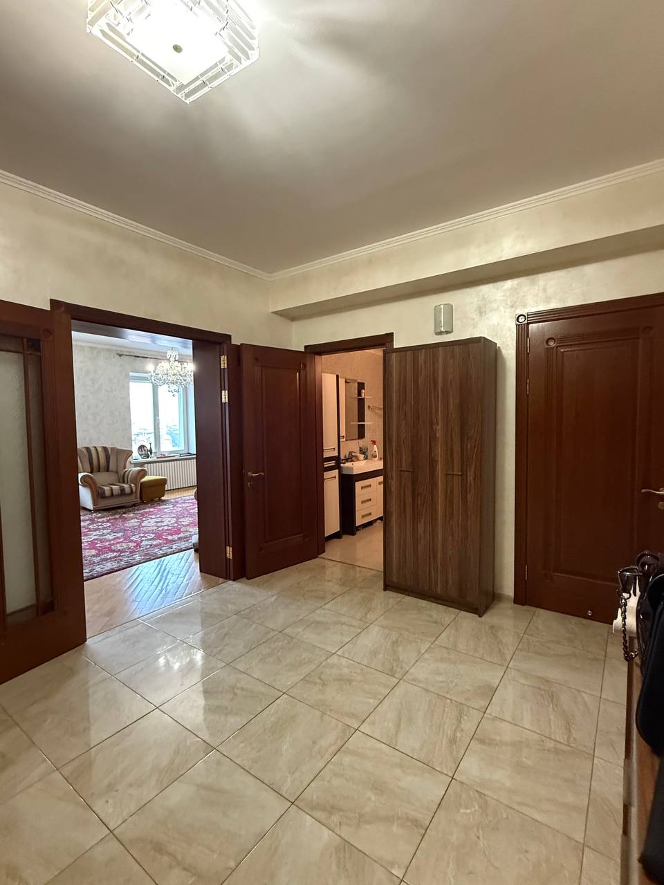 Продается просторная 4-комнатная квартира + гараж в центре