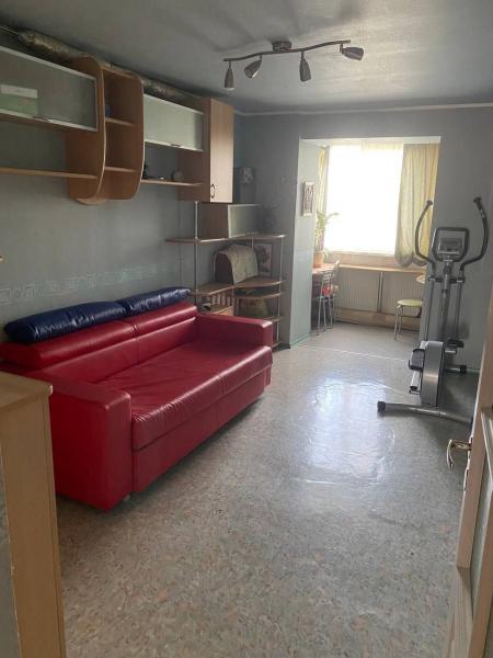 Трехкомнатная квартира на улице Розы Люксембург (район Панфилова)