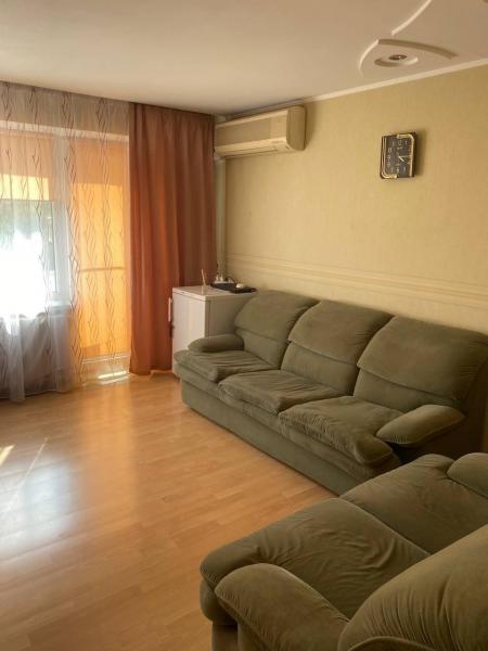 Трехкомнатная квартира на улице Розы Люксембург (район Панфилова)